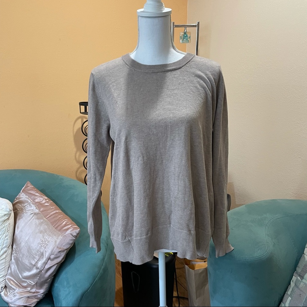 Nude colored sweater with bow details in the back
